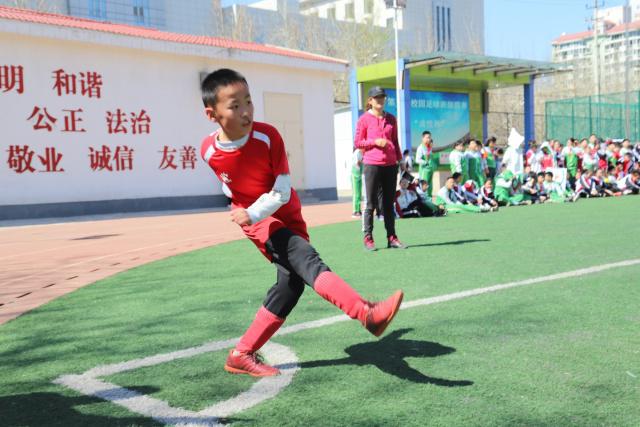 哈登与杰伦·威廉姆斯合力推广复刻版战靴